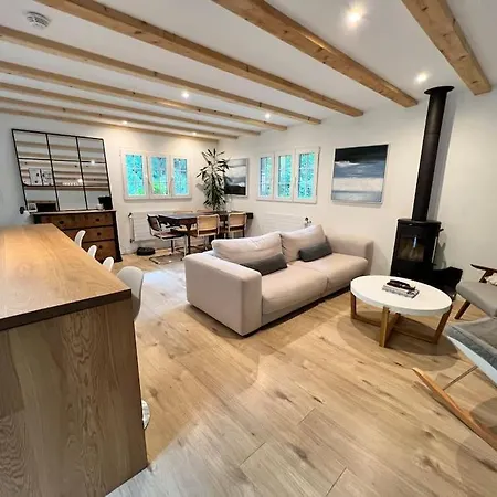 Chalé In On Edge Of Woods With River