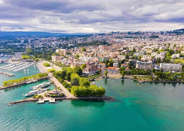 Шале In On Edge Of Woods With River