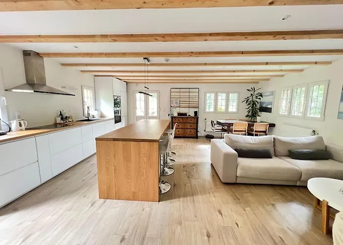 Chalé In On Edge Of Woods With River