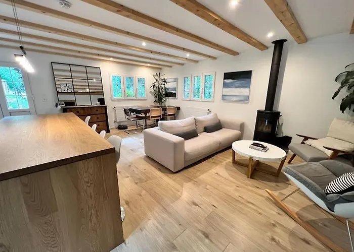 Шале In On Edge Of Woods With River