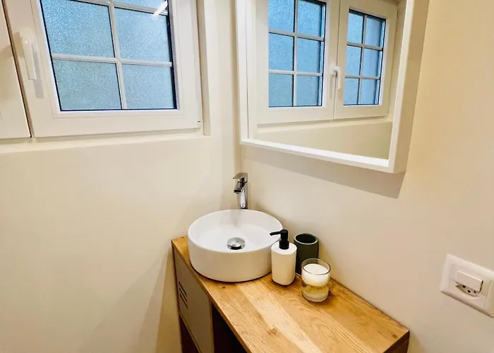 Шале In On Edge Of Woods With River *