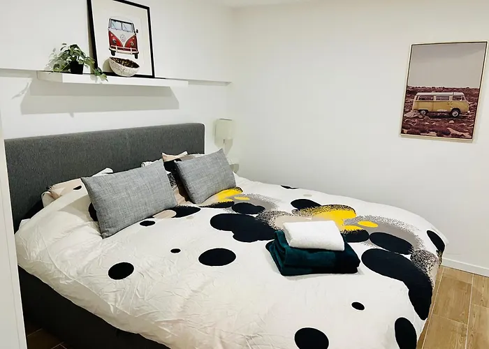 In On Edge Of Woods With River Шале *